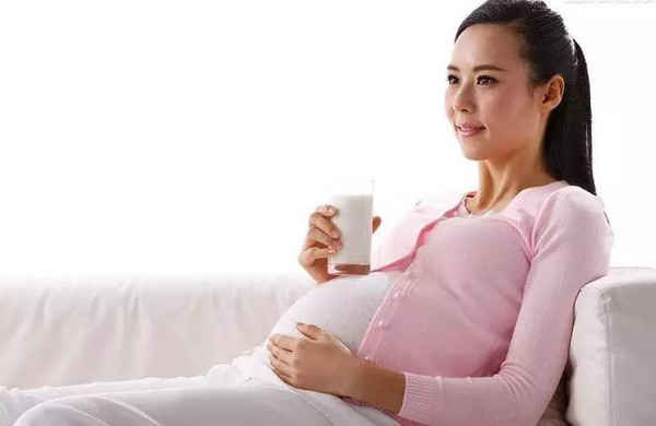 哺乳期女性来月经时奶量会减
